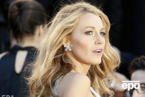 Для мероприятия Лайвли выбрала костюм-тройку от Sergio Hudson