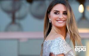 Для мероприятия Крус выбрала платье из последней кутюрной коллекции весна-лето – 2022