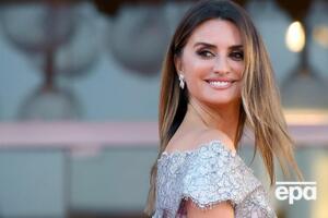 Для мероприятия Крус выбрала платье из последней кутюрной коллекции весна-лето – 2022