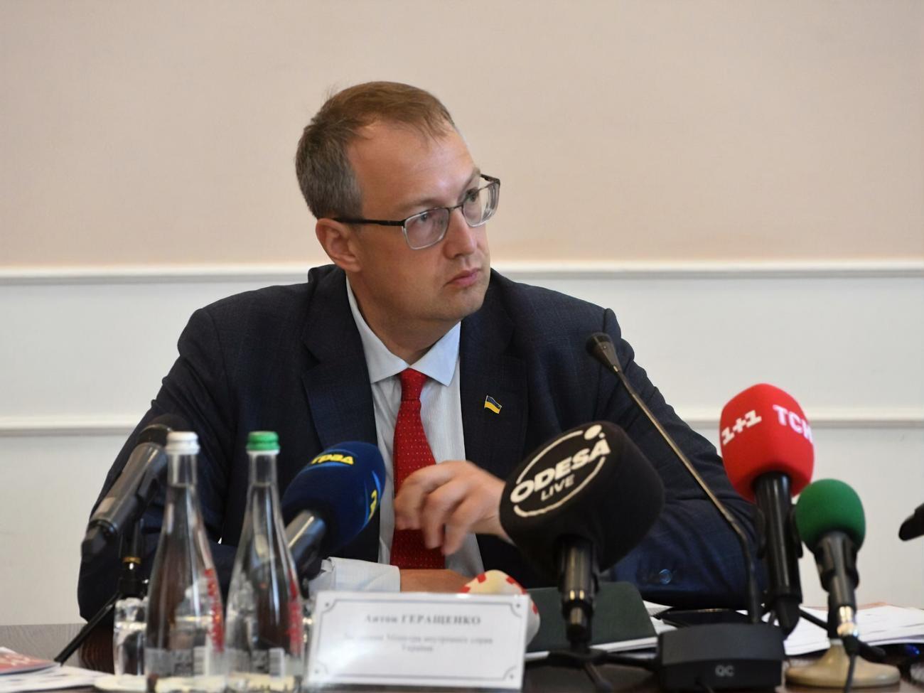 Геращенко: Никакого ажиотажа нет ни по оружию, ни по топливу, ни по продуктам