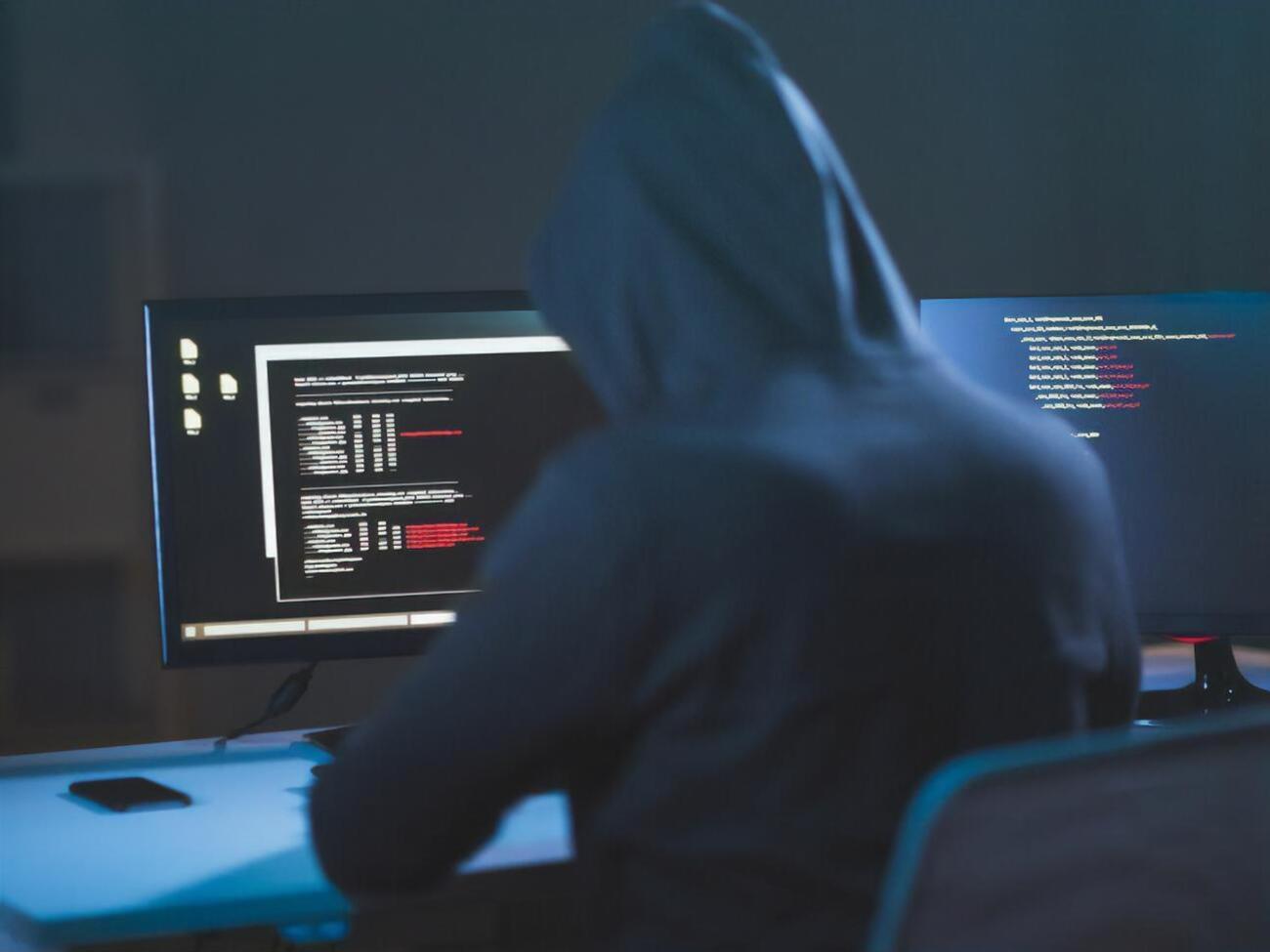 Користувач із ніком FreeCivilian не вперше викладає бази даних, імовірно взяті зі зламаних державних ресурсів