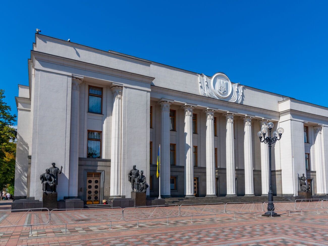 Украину покинули 12 нардепов от ОПЗЖ, пять депутатов от "Слуги народа", два парламентария из "Голоса" и четыре внефракционных депутата, сообщает "Украинская правда"