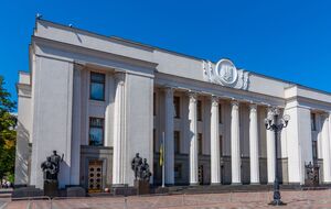 Україну покинули 12 нардепів від ОПЗЖ, п'ятеро депутатів від "Слуги народу", двоє парламентаріїв із "Голосу" і четверо позафракційних депутатів, повідомляє "Українська правда"