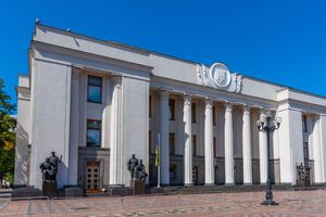 Украину покинули 12 нардепов от ОПЗЖ, пять депутатов от "Слуги народа", два парламентария из "Голоса" и четыре внефракционных депутата, сообщает "Украинская правда"