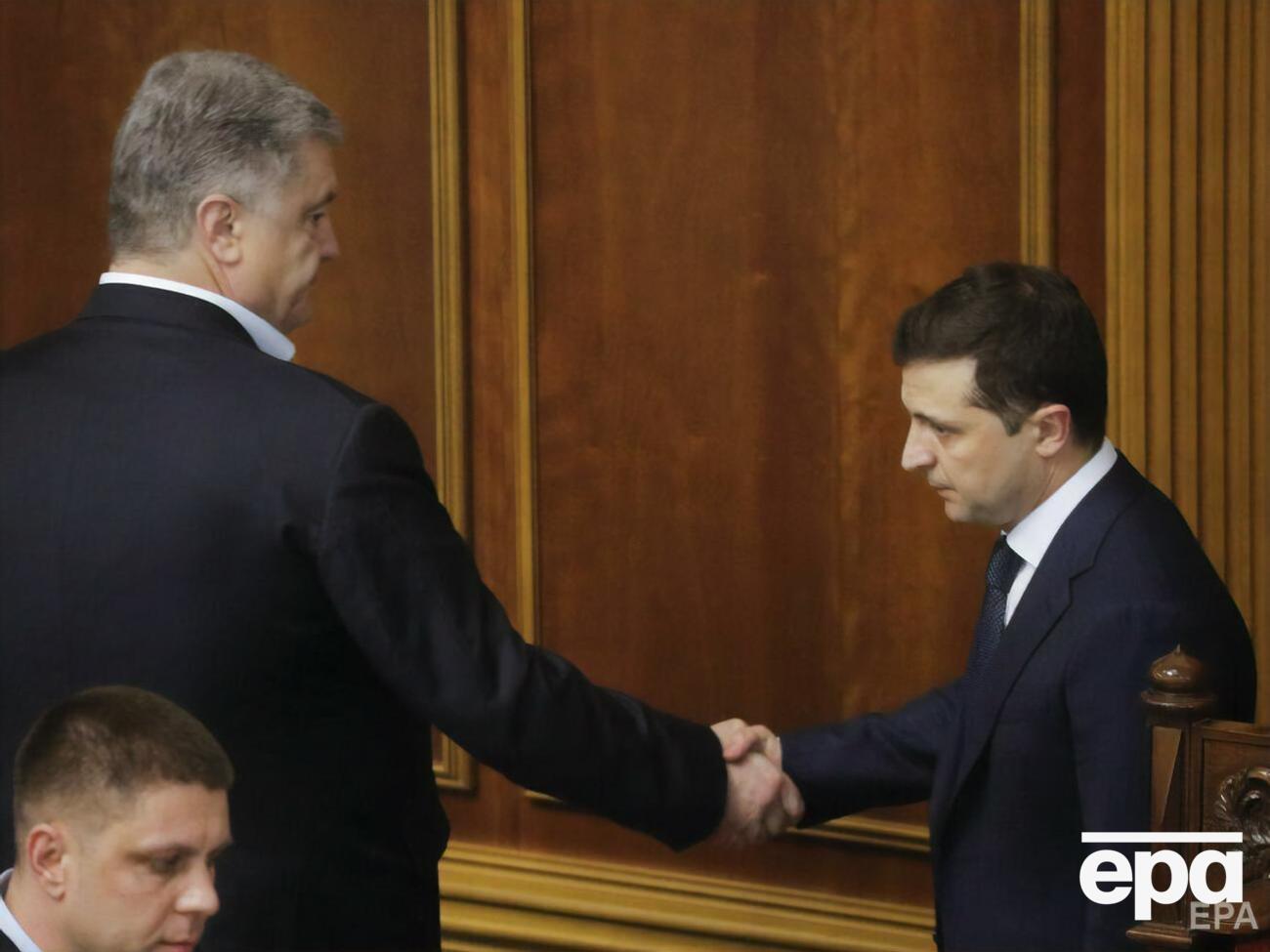 На последних выборах президента Зеленский (на фото справа) опередил Порошенко