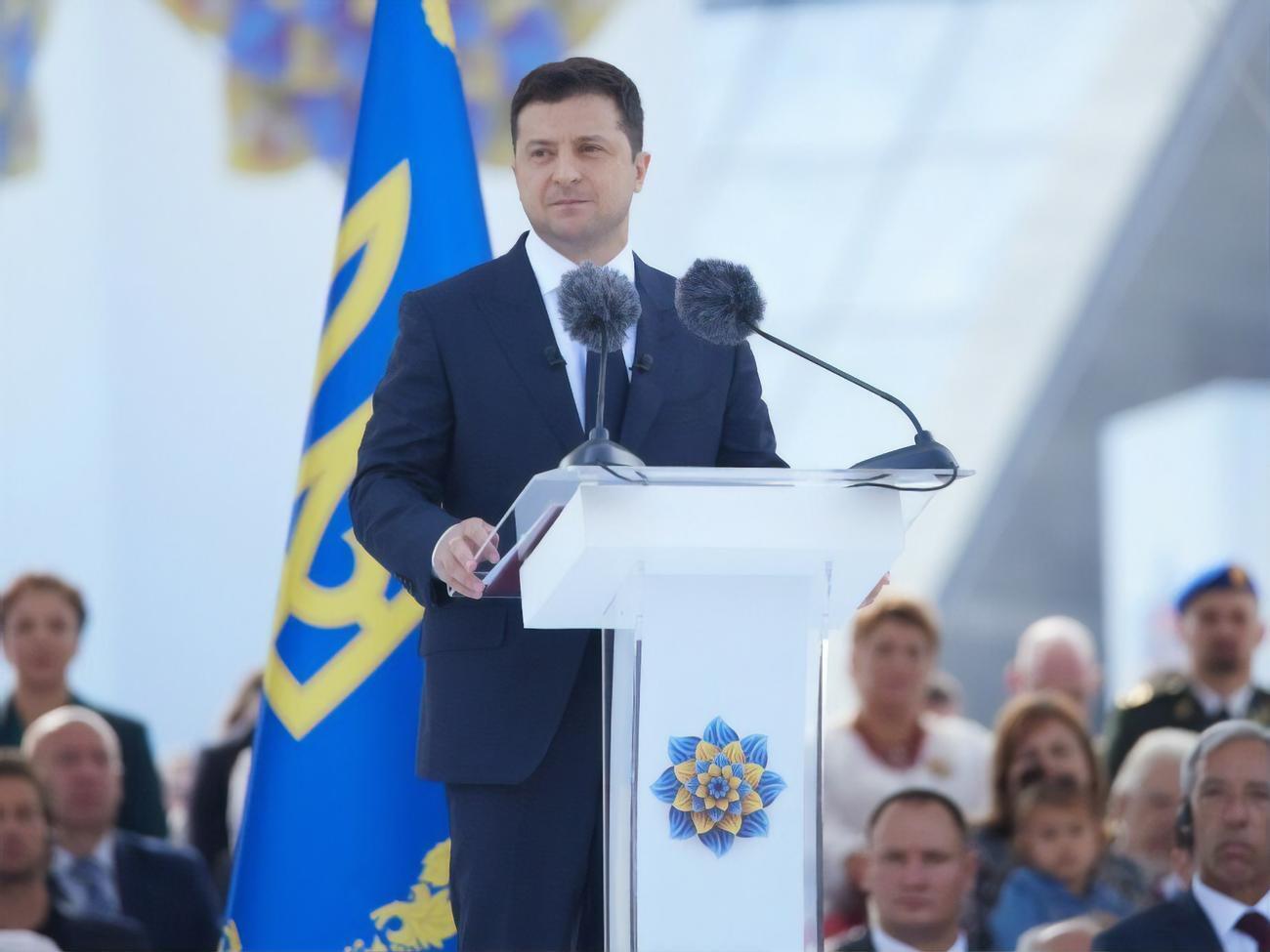 Зеленский:&nbsp;На нас с неба смотрят 14 тыс. защитников, защитниц и мирных граждан, погибших в этой войне, и мы не предадим их память