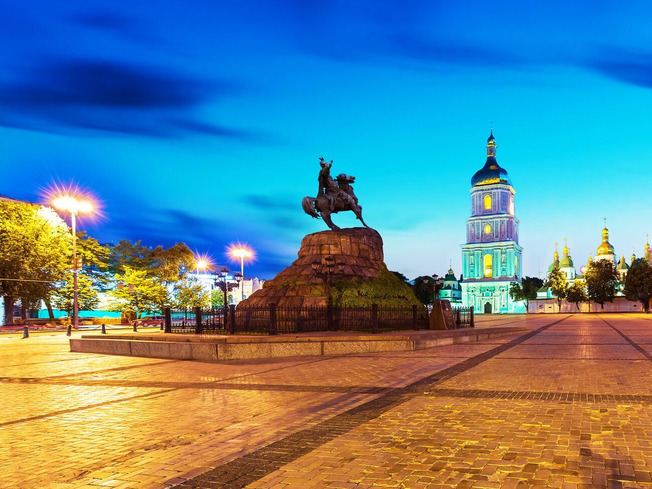 Страны массово призывают своих граждан покидать Украину