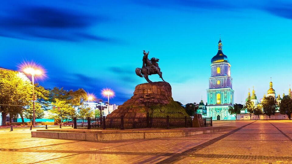 Країни масово закликають своїх громадян покидати Україну