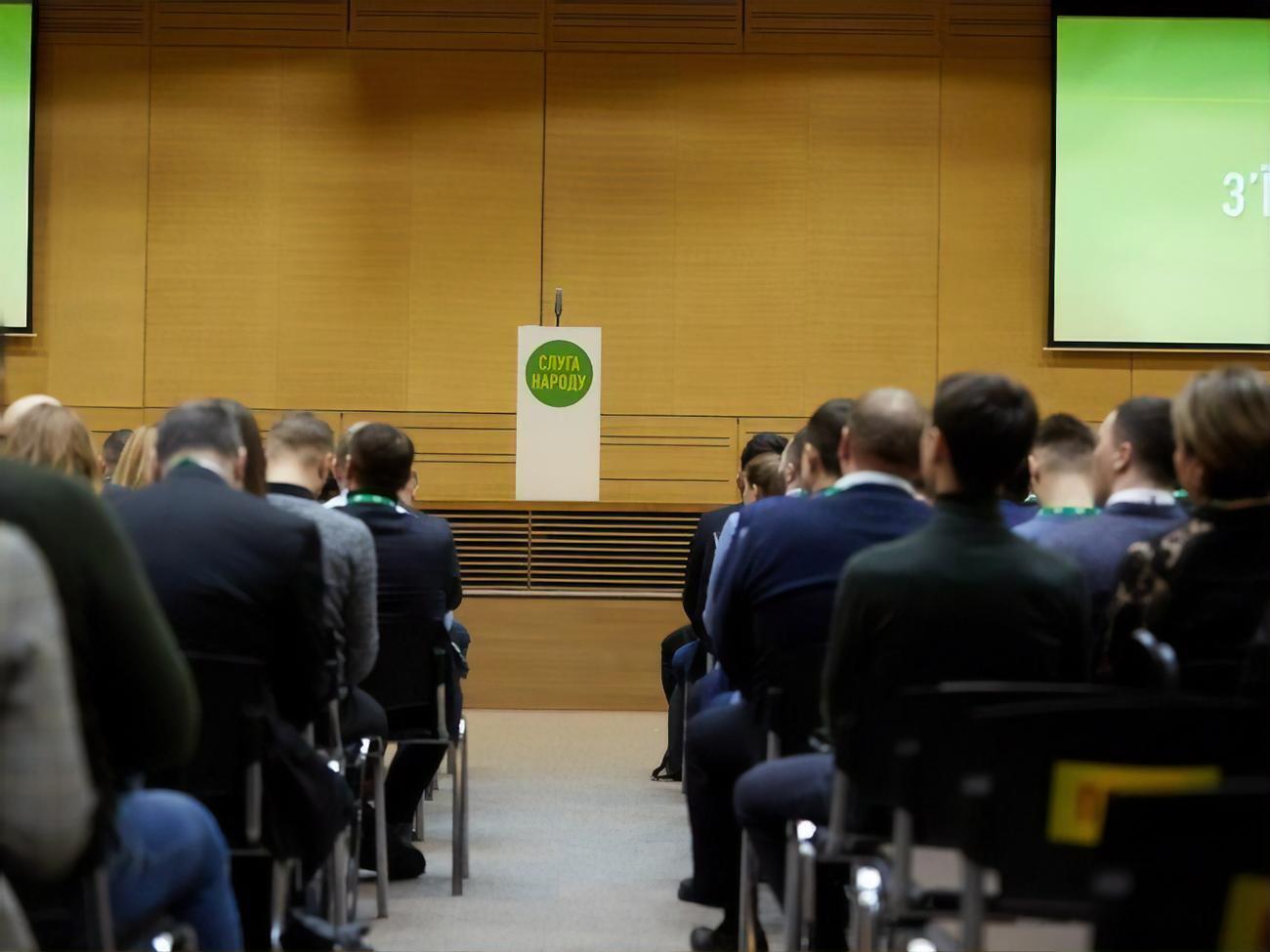 Нардепів провладної фракції закликали забезпечити максимальну явку в залі та "зосередитися на парламентській роботі"