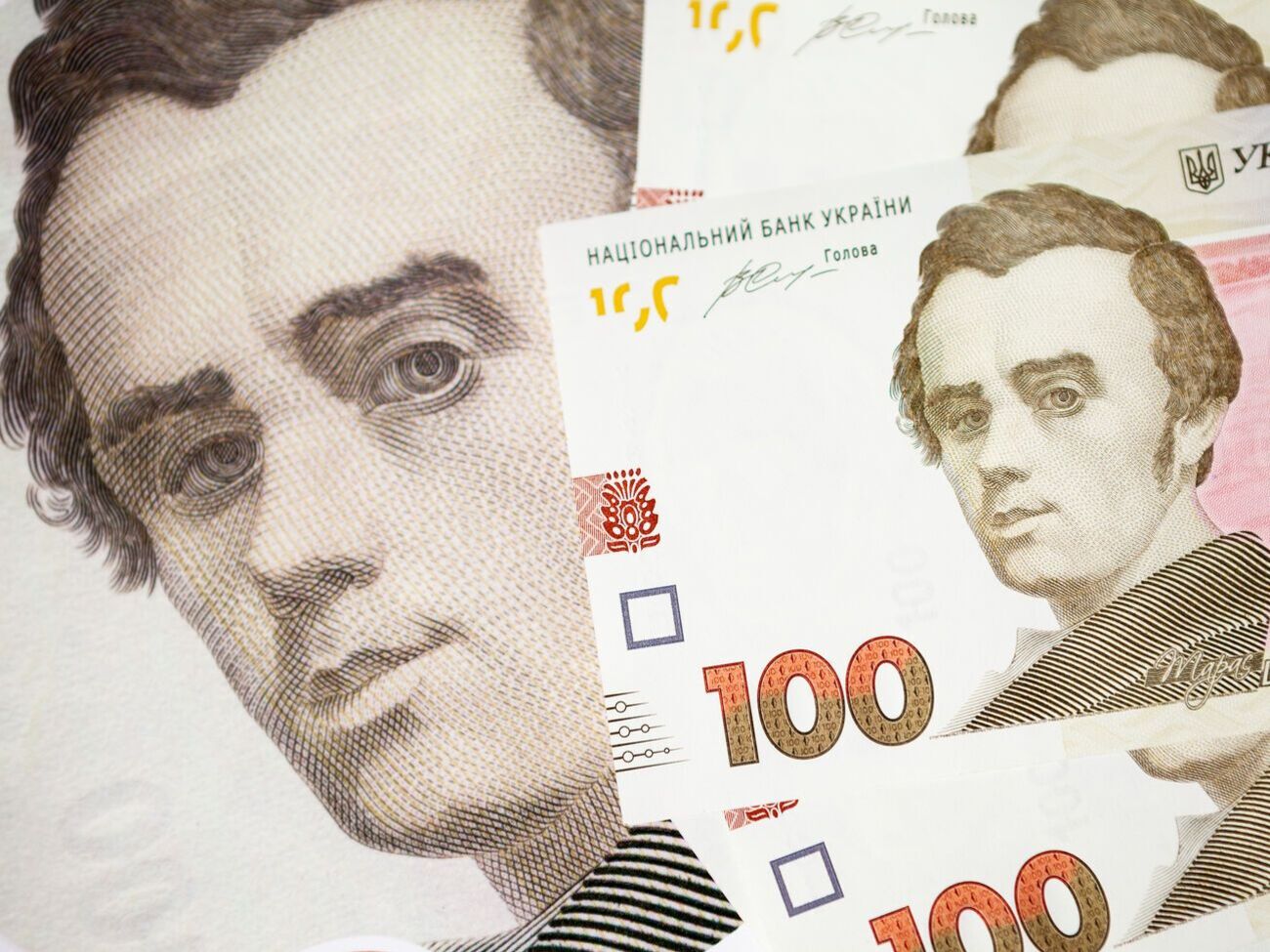 Курс долара не має перевищити 30 грн, зазначили в ОПУ