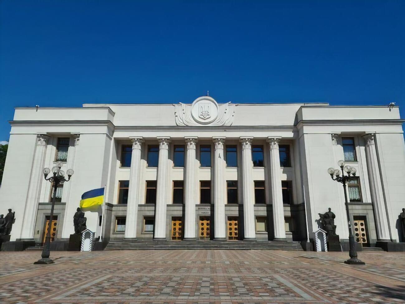 На заседании зарегистрировалось 216 народных депутатов из 423. Позднее пришла еще часть опоздавших парламентариев