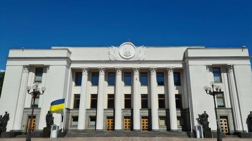 На заседании зарегистрировалось 216 народных депутатов из 423. Позднее пришла еще часть опоздавших парламентариев