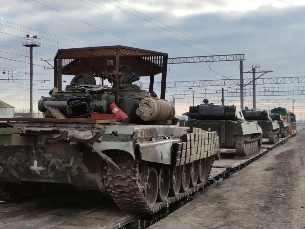 Подразделения, выполнившие задачи, уже приступили к погрузке на железнодорожный и автомобильный транспорт, отметили в минобороны РФ