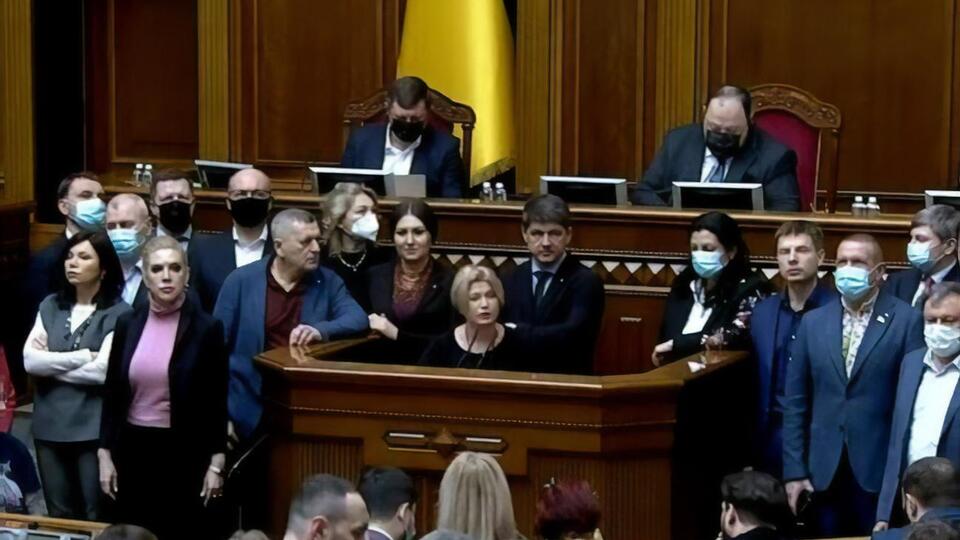 Фракции "Европейская солидарность" и "Голос" вышли к трибуне Верховной Рады