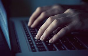 ЗМІ пишуть, що причина збоїв у роботі сайтів – потужна DDoS-атака