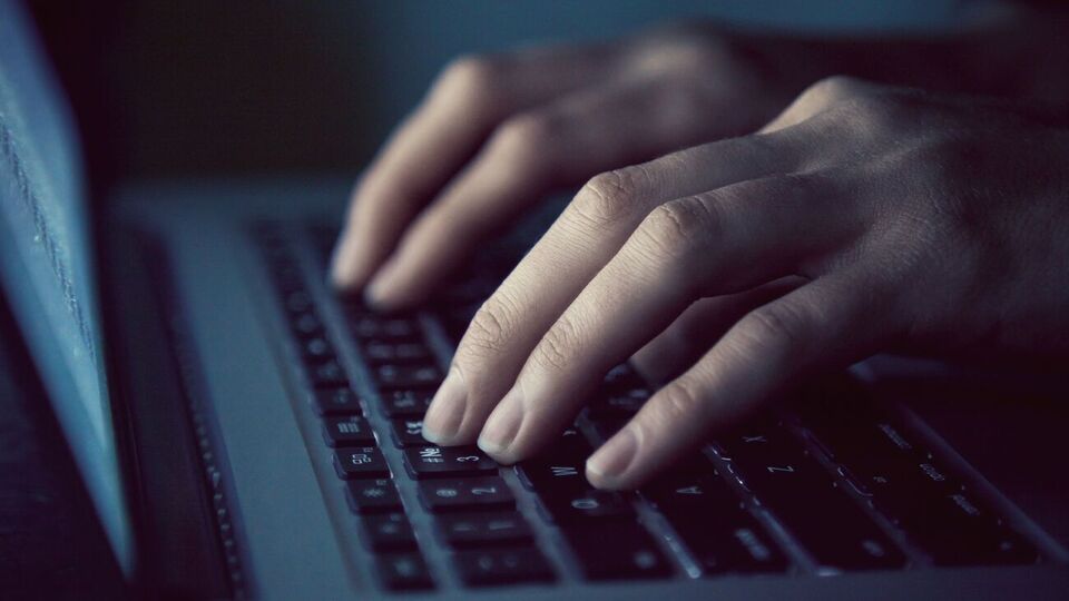 СМИ пишут, что причина сбоев в работе сайтов – мощная DDoS-атака