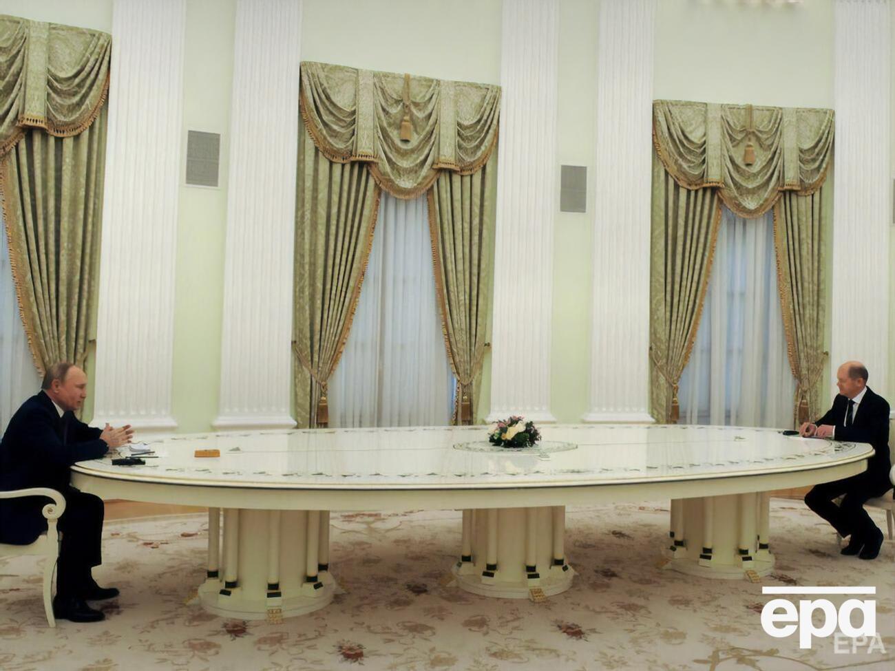 Путін і Шольц під час зустрічі сиділи за довгим столом