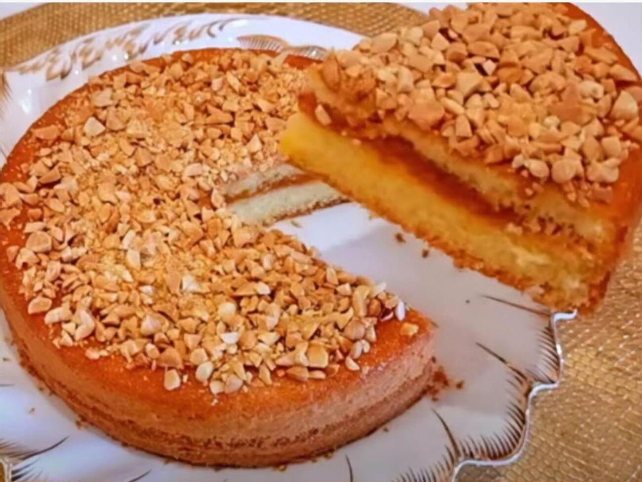 Для прикрашання пирога підійдуть будь-які подрібнені горіхи