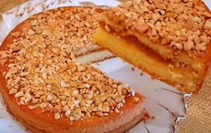 Для прикрашання пирога підійдуть будь-які подрібнені горіхи