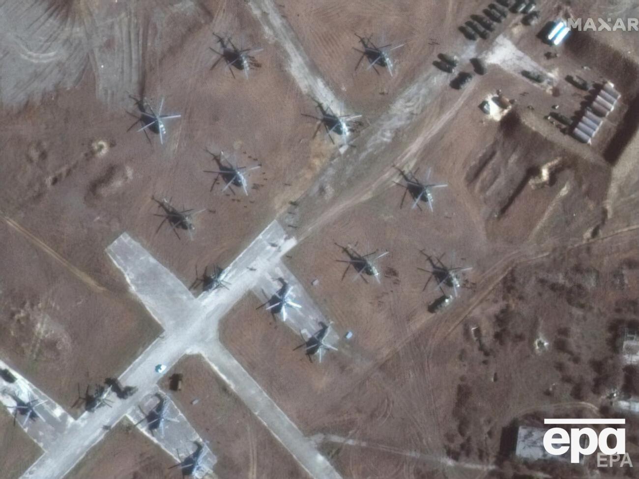 На супутникових знімках видно гелікоптери на полігоні поблизу озера Донузлав в окупованому Криму