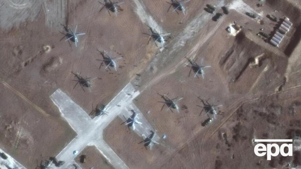 На супутникових знімках видно гелікоптери на полігоні поблизу озера Донузлав в окупованому Криму