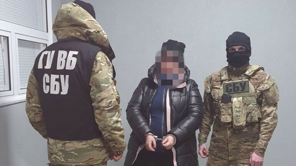 Женщине сообщили о подозрении в госизмене, она была арестована
