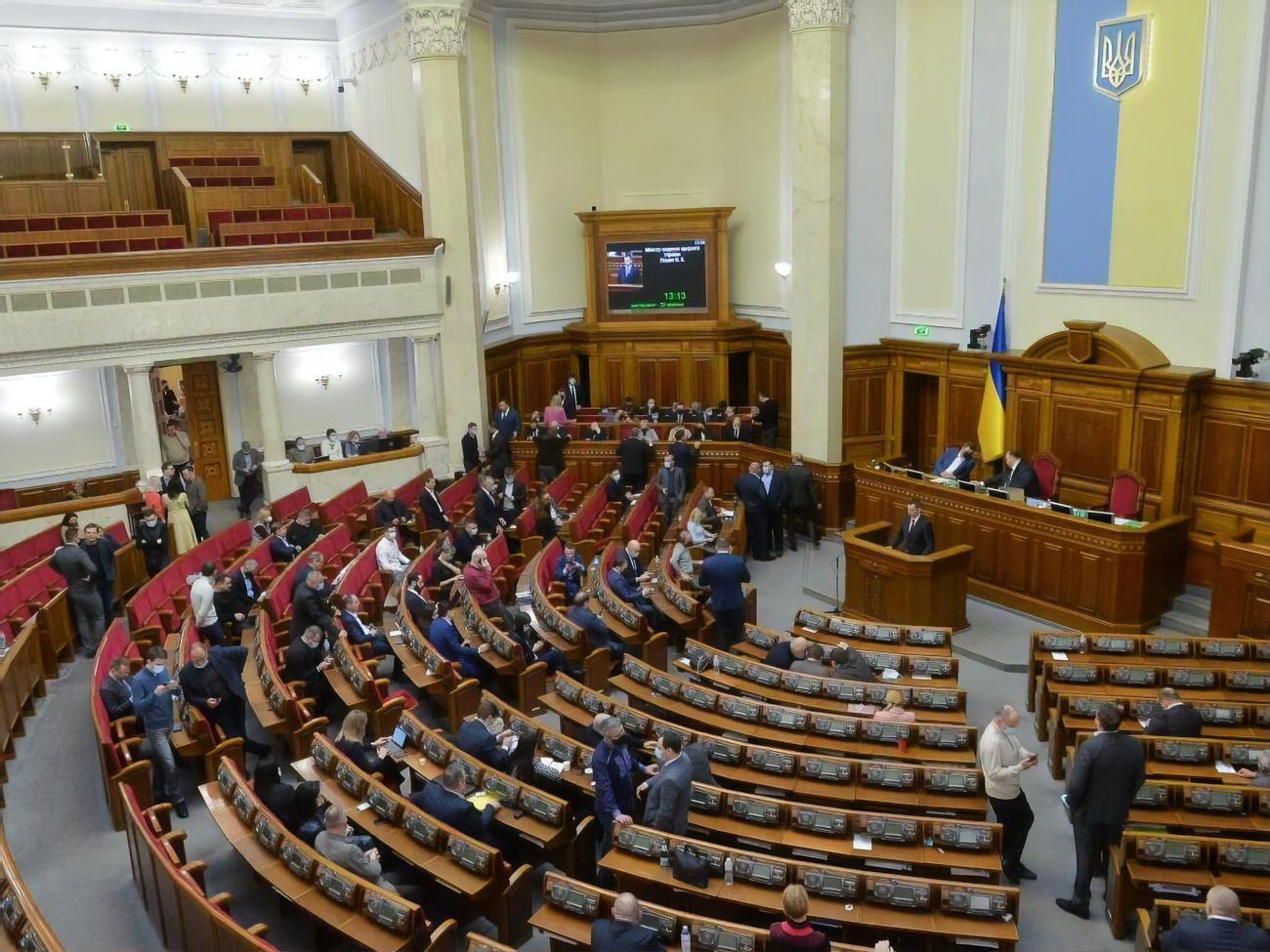 Згідно з результатами опитування КМІС, прохідний бар'єр 5% долає сім політичних партій в Україні