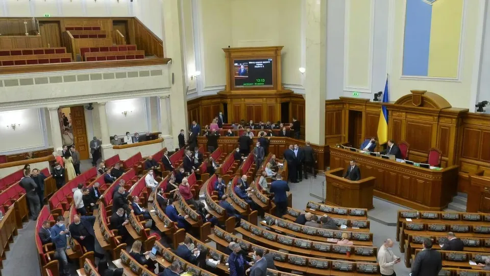 Згідно з результатами опитування КМІС, прохідний бар'єр 5% долає сім політичних партій в Україні