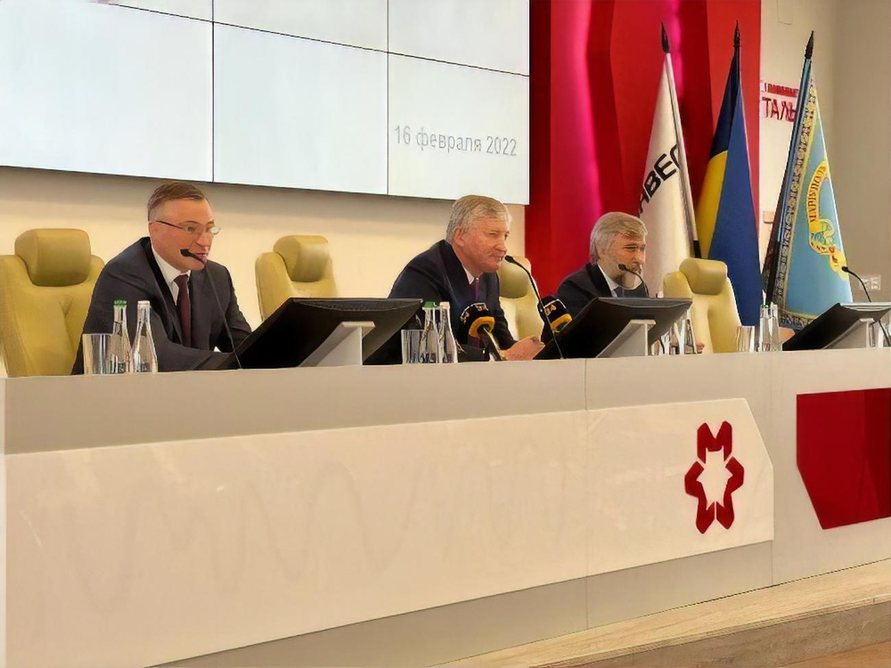 Рінат Ахметов (у центрі):&nbsp;У нас із вами одна мета &ndash; сильні та успішні підприємства, сильний, красивий, мирний та успішний Маріуполь, сильна, мирна, єдина, красива й успішна Україна