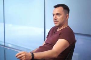 Арестович: Я тримаю схрещеними пальці і Путіну надішлю пляшку коньяку особисто, якщо він визнає