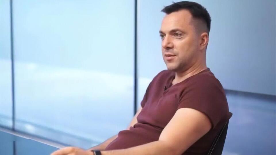 Арестович: Я тримаю схрещеними пальці і Путіну надішлю пляшку коньяку особисто, якщо він визнає