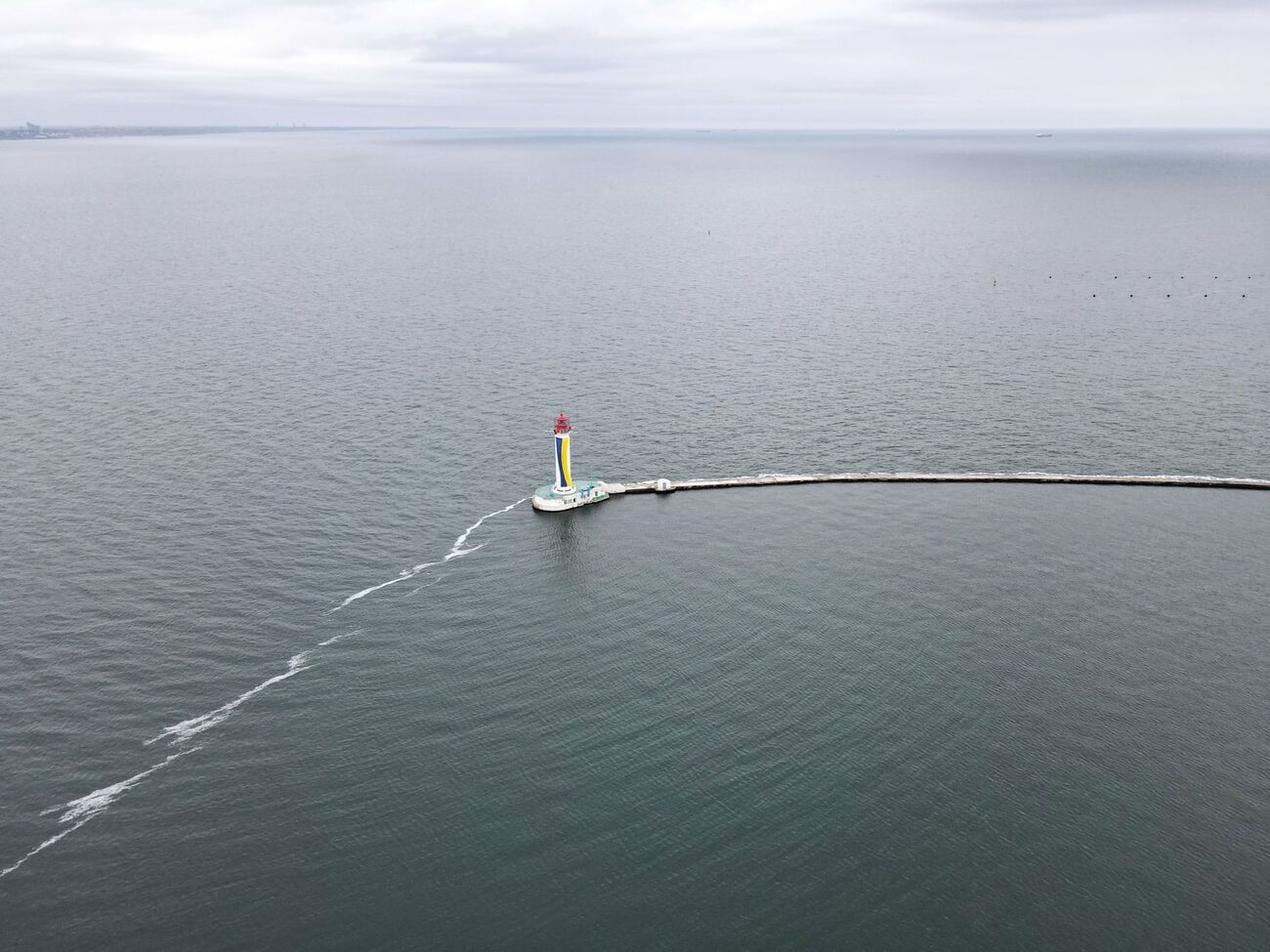 C флагом сегодня сфотографировали даже Воронцовский маяк в Одессе