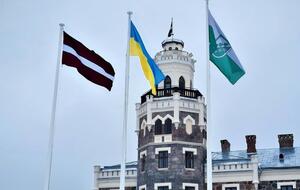 Украинские флаги в Латвии были подняты в знак поддержки суверенитета Украины