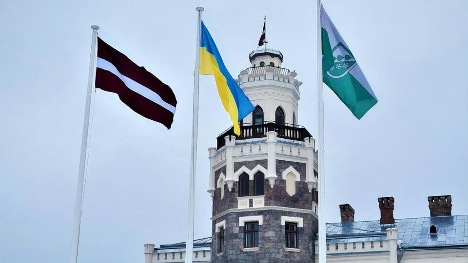 Украинские флаги в Латвии были подняты в знак поддержки суверенитета Украины