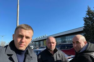 На знімальну групу Ткача (ліворуч) напали 13 лютого