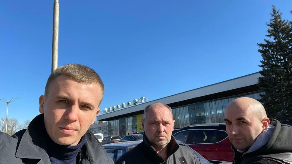 На съемочную группу Ткача (слева) напали 13 февраля
