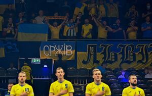 В Амстердаме украинские болельщики исполнили "хит о Путине"