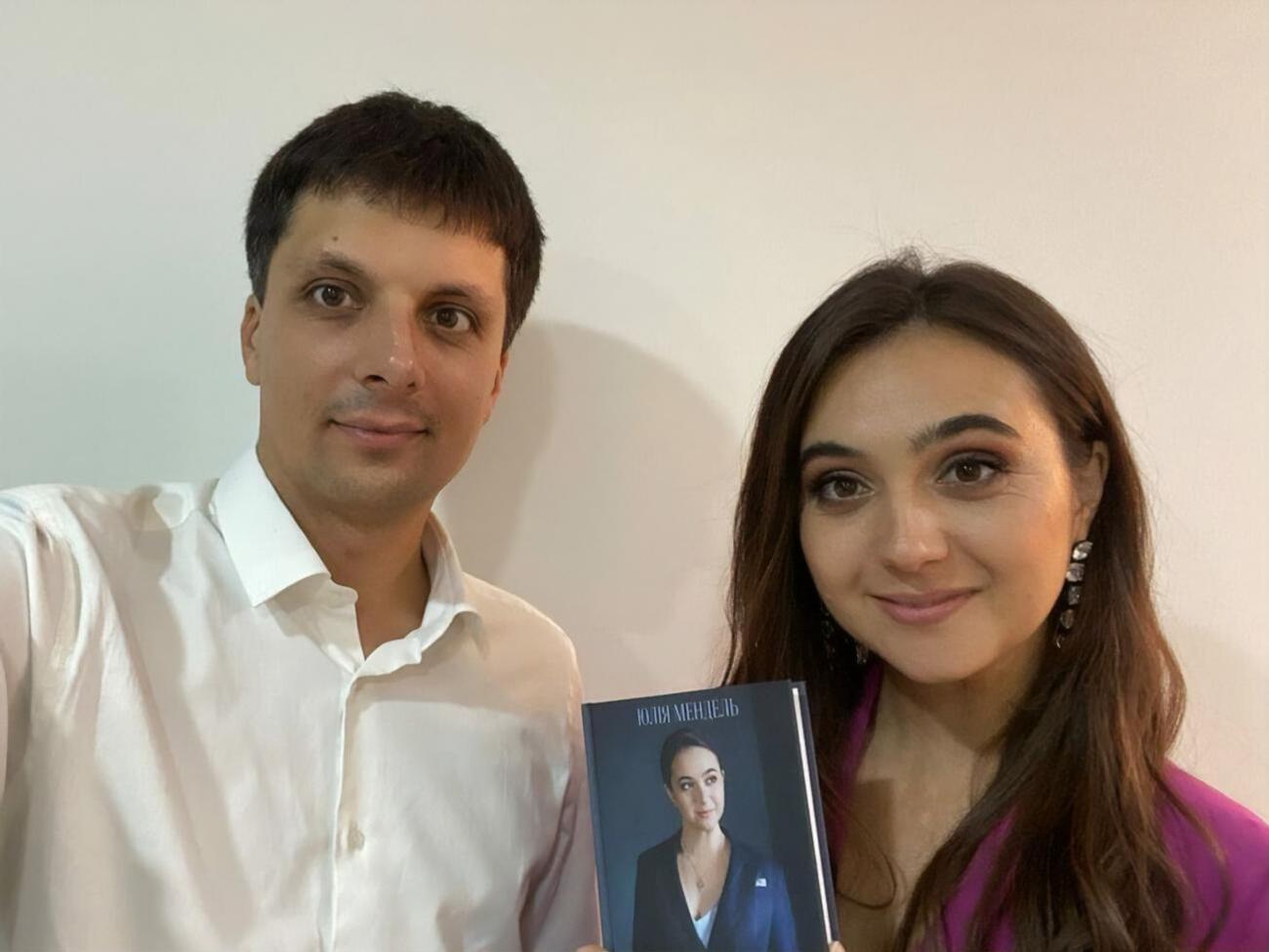 13 февраля Мендель подтвердила роман с Кухтой