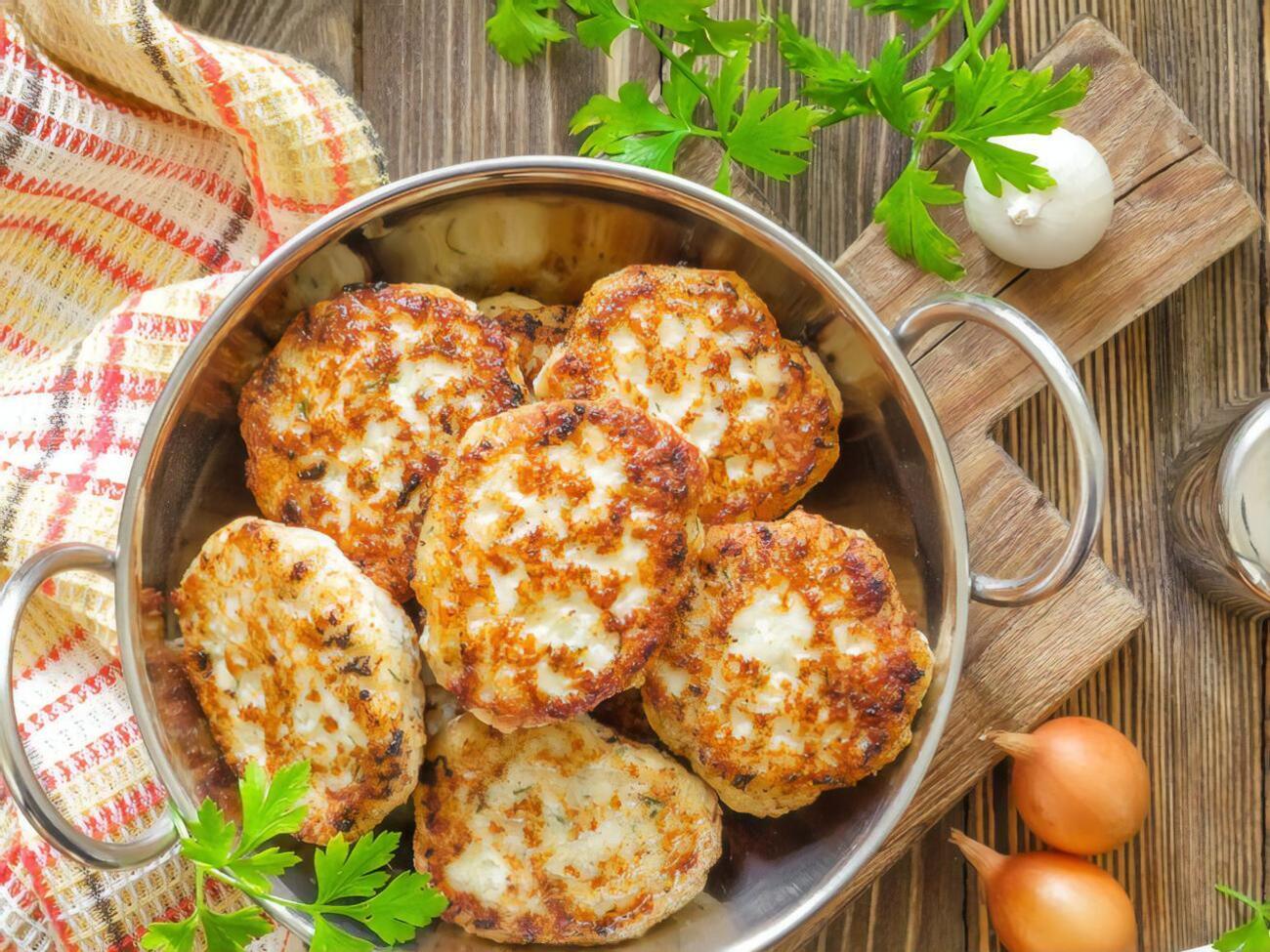 Котлеты можно либо запечь, либо поджарить