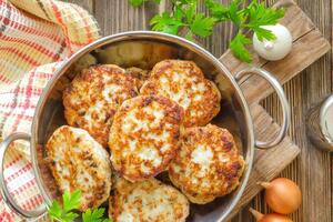 Котлеты можно либо запечь, либо поджарить