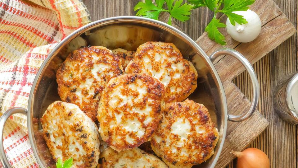 Котлети можна або запекти або посмажити