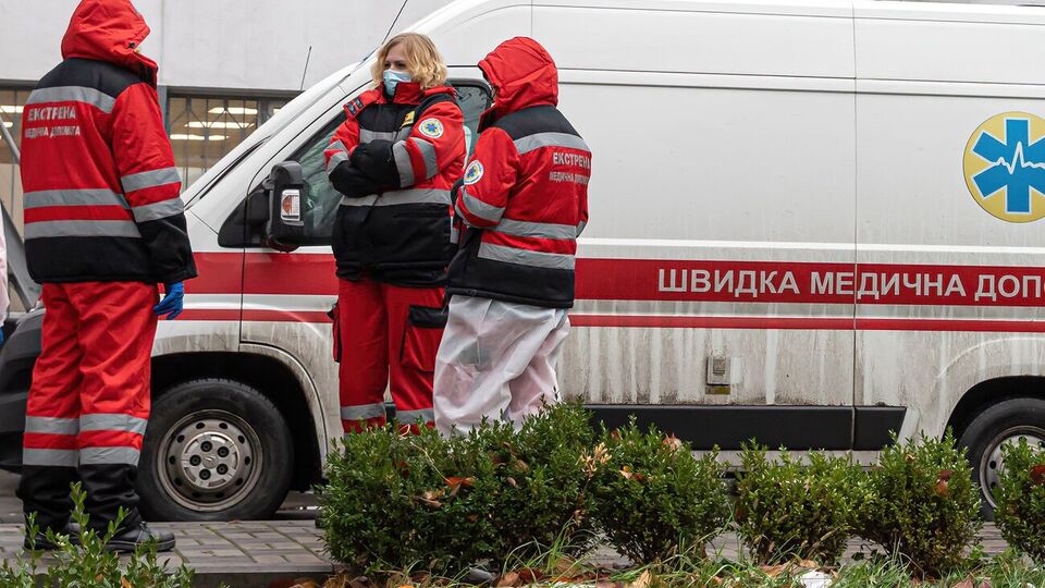 Скорая помощь доставила женщину в травматологическое отделение городской больницы в Курахово