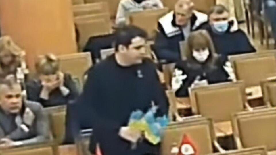 За наругу над державною символікою України депутата притягнуть до кримінальної відповідальності