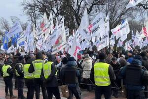 Протестующие не реагировали на требования освободить проезжую часть и устроили толкотню, заявили в полиции