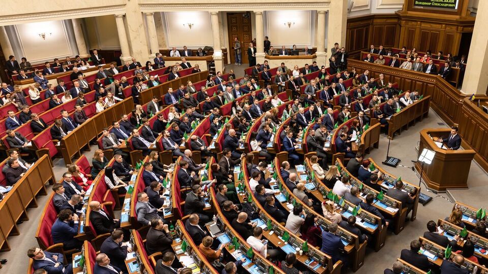Пора работать вместе на защиту Украины от врага, отметили в "Слуге народа"