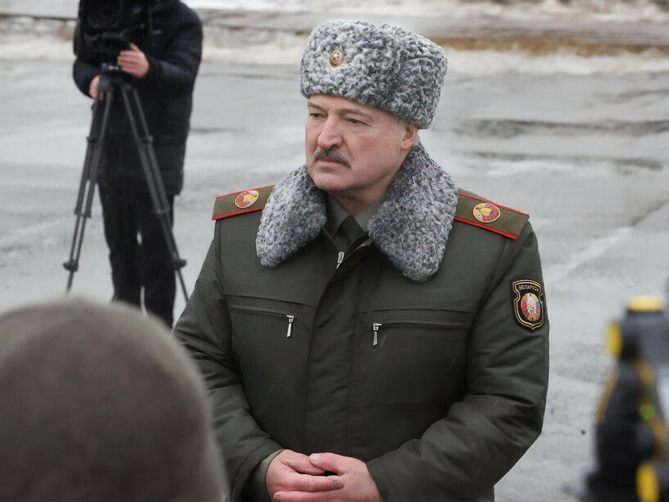 Лукашенко:&nbsp;Примем решение &ndash; выведем за сутки. Примем решение месяц &ndash; будут стоять месяц