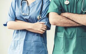 У пресслужбі партії "Наш край" зазначили, що лікарі телефонують на гарячу лінію МОЗ, але безрезультатно