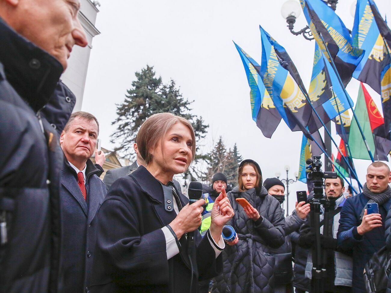 На помощь политику поспешили гости студии