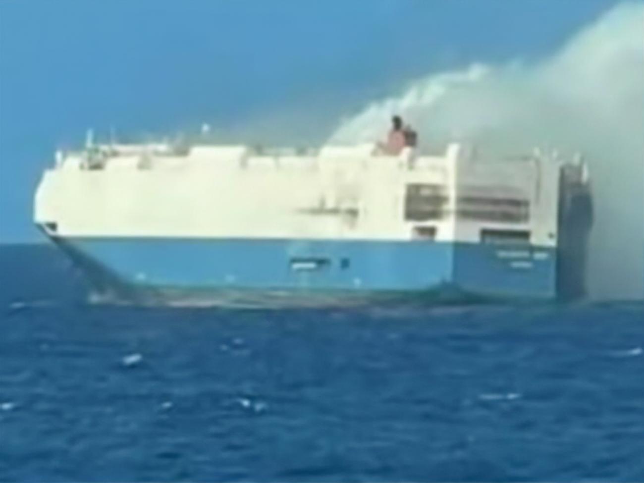 Охваченный пожаром корабль дрейфует в Атлантическом океане