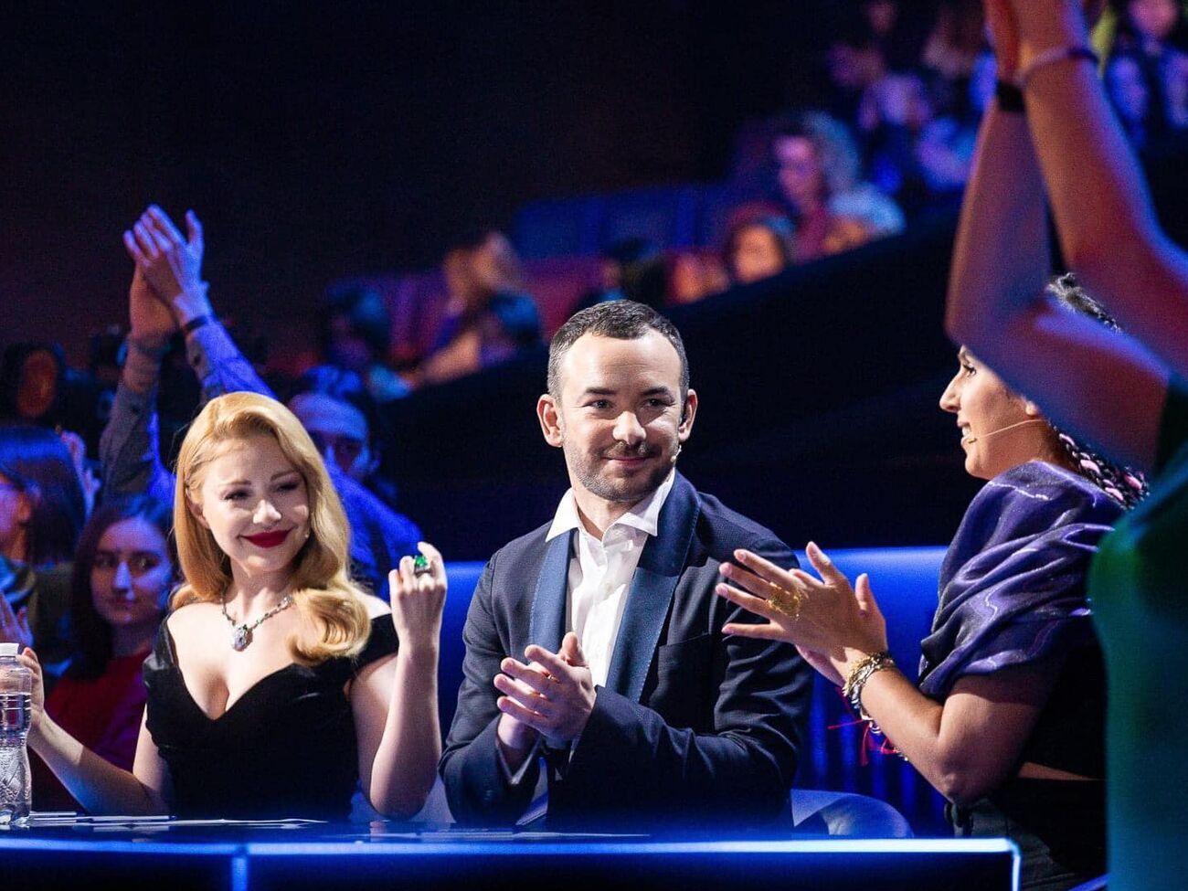 Лодыгин (в центре) во время финала нацотбора входил в состав жюри